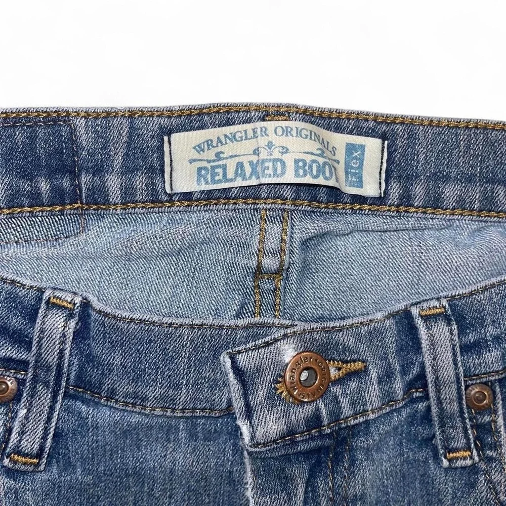 Wrangler Thrashed Relaxed Boot Cut Jeans Mens 32x32 Blue Distressed Workwear - Picture 2 of 8
